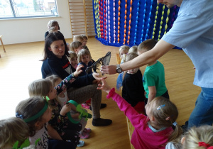 Dzieci oglądają model szkieletu dinozaura.